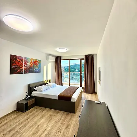 Apartmanhotel Cabacum Pleasure Beachfront - 50m To And Pool Várna